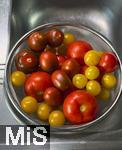 04.08.2025,  Tomaten werden gewaschen. In einer Kche in Bayern liegen verschiedenfarbige frische Tomaten aus dem heimischen Garten in einem Wasch-Sieb in der Sple.