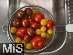 04.08.2025,  Tomaten werden gewaschen. In einer Kche in Bayern liegen verschiedenfarbige frische Tomaten aus dem heimischen Garten in einem Wasch-Sieb in der Sple.