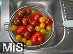 04.08.2025,  Tomaten werden gewaschen. In einer Kche in Bayern liegen verschiedenfarbige frische Tomaten aus dem heimischen Garten in einem Wasch-Sieb in der Sple.
