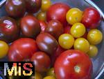 04.08.2025,  Tomaten werden gewaschen. In einer Kche in Bayern liegen verschiedenfarbige frische Tomaten aus dem heimischen Garten in einem Wasch-Sieb in der Sple.