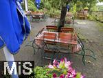 04.08.2025, Biergarten im Allgu (Bayern), nur leere Tische bei dem derzeit herrschenden nasskalten Regenwetter.  