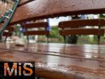 04.08.2025, Biergarten im Allgu (Bayern), nur leere Tische bei dem derzeit herrschenden nasskalten Regenwetter.  