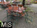 04.08.2025, Biergarten im Allgu (Bayern), nur leere Tische bei dem derzeit herrschenden nasskalten Regenwetter.  
