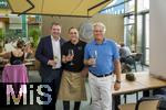 05.08.2025, Unterallgu, Therme Bad Wrishofen, im Sdseeparadies gibt es eine nderung nach 20 Jahren in der Gastronomie in der Thermengalleria. Thermengste knnen sich ab sofort auf ein neues kulinarisches Angebot freuen: VINO & GUSTO Ernesto erffnet sein neues Italienisches Spezialitten-Restaurant nach umfassenden Umbauten. Gastronom und Inhaber Ernesto Ianiro (mitte), re: Jrg Wund Thermengeschftsfhrer,  mit Brgermeister Stefan Welzel (li, Bad Wrishofen)