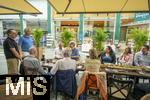 05.08.2025, Unterallgu, Therme Bad Wrishofen, im Sdseeparadies gibt es eine nderung nach 20 Jahren in der Gastronomie in der Thermengalleria. Thermengste knnen sich ab sofort auf ein neues kulinarisches Angebot freuen: VINO & GUSTO Ernesto erffnet sein neues Italienisches Spezialitten-Restaurant nach umfassenden Umbauten. Gastronom und Inhaber Ernesto Ianiro (li) mit Thermenbetreiber Jrg Wund (2.v.li) stellen das neue Konzept den geladenen Gsten vor. 