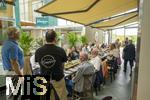 05.08.2025, Unterallgu, Therme Bad Wrishofen, im Sdseeparadies gibt es eine nderung nach 20 Jahren in der Gastronomie in der Thermengalleria. Thermengste knnen sich ab sofort auf ein neues kulinarisches Angebot freuen: VINO & GUSTO Ernesto erffnet sein neues Italienisches Spezialitten-Restaurant nach umfassenden Umbauten. Gastronom und Inhaber Ernesto Ianiro (re) mit Thermenbetreiber Jrg Wund (li) stellen das neue Konzept den geladenen Gsten vor. 