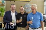 05.08.2025, Unterallgu, Therme Bad Wrishofen, im Sdseeparadies gibt es eine nderung nach 20 Jahren in der Gastronomie in der Thermengalleria. Thermengste knnen sich ab sofort auf ein neues kulinarisches Angebot freuen: VINO & GUSTO Ernesto erffnet sein neues Italienisches Spezialitten-Restaurant nach umfassenden Umbauten. Gastronom und Inhaber Ernesto Ianiro (mitte), re: Jrg Wund Thermengeschftsfhrer,  mit Brgermeister Stefan Welzel (li, Bad Wrishofen)