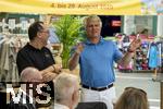 05.08.2025, Unterallgu, Therme Bad Wrishofen, im Sdseeparadies gibt es eine nderung nach 20 Jahren in der Gastronomie in der Thermengalleria. Thermengste knnen sich ab sofort auf ein neues kulinarisches Angebot freuen: VINO & GUSTO Ernesto erffnet sein neues Italienisches Spezialitten-Restaurant nach umfassenden Umbauten. Gastronom und Inhaber Ernesto Ianiro (re) mit Thermenbetreiber Jrg Wund (li) stellen das neue Konzept den geladenen Gsten vor. 