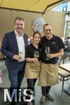 05.08.2025, Unterallgu, Therme Bad Wrishofen, im Sdseeparadies gibt es eine nderung nach 20 Jahren in der Gastronomie in der Thermengalleria. Thermengste knnen sich ab sofort auf ein neues kulinarisches Angebot freuen: VINO & GUSTO Ernesto erffnet sein neues Italienisches Spezialitten-Restaurant nach umfassenden Umbauten. Gastronom und Inhaber Ernesto Ianiro (re), seine Frau (mitte), mit Brgermeister Stefan Welzel (li, Bad Wrishofen)