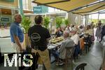 05.08.2025, Unterallgu, Therme Bad Wrishofen, im Sdseeparadies gibt es eine nderung nach 20 Jahren in der Gastronomie in der Thermengalleria. Thermengste knnen sich ab sofort auf ein neues kulinarisches Angebot freuen: VINO & GUSTO Ernesto erffnet sein neues Italienisches Spezialitten-Restaurant nach umfassenden Umbauten. Gastronom und Inhaber Ernesto Ianiro (re) mit Thermenbetreiber Jrg Wund (li) stellen das neue Konzept den geladenen Gsten vor. 