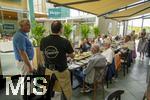 05.08.2025, Unterallgu, Therme Bad Wrishofen, im Sdseeparadies gibt es eine nderung nach 20 Jahren in der Gastronomie in der Thermengalleria. Thermengste knnen sich ab sofort auf ein neues kulinarisches Angebot freuen: VINO & GUSTO Ernesto erffnet sein neues Italienisches Spezialitten-Restaurant nach umfassenden Umbauten. Gastronom und Inhaber Ernesto Ianiro (re) mit Thermenbetreiber Jrg Wund (li) stellen das neue Konzept den geladenen Gsten vor. 