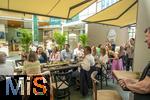 05.08.2025, Unterallgu, Therme Bad Wrishofen, im Sdseeparadies gibt es eine nderung nach 20 Jahren in der Gastronomie in der Thermengalleria. Thermengste knnen sich ab sofort auf ein neues kulinarisches Angebot freuen: VINO & GUSTO Ernesto erffnet sein neues Italienisches Spezialitten-Restaurant nach umfassenden Umbauten. Geladene Gste, Brgermeister Stefan Welzel (mitte, Bad Wrishofen)