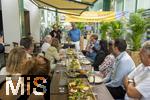 05.08.2025, Unterallgu, Therme Bad Wrishofen, im Sdseeparadies gibt es eine nderung nach 20 Jahren in der Gastronomie in der Thermengalleria. Thermengste knnen sich ab sofort auf ein neues kulinarisches Angebot freuen: VINO & GUSTO Ernesto erffnet sein neues Italienisches Spezialitten-Restaurant nach umfassenden Umbauten. Gastronom und Inhaber Ernesto Ianiro (re) mit Thermenbetreiber Jrg Wund (li) stellen das neue Konzept den geladenen Gsten vor. 