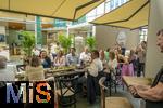 05.08.2025, Unterallgu, Therme Bad Wrishofen, im Sdseeparadies gibt es eine nderung nach 20 Jahren in der Gastronomie in der Thermengalleria. Thermengste knnen sich ab sofort auf ein neues kulinarisches Angebot freuen: VINO & GUSTO Ernesto erffnet sein neues Italienisches Spezialitten-Restaurant nach umfassenden Umbauten. Gastronom und Inhaber Ernesto Ianiro (re) mit Thermenbetreiber Jrg Wund (li) stellen das neue Konzept den geladenen Gsten vor. 