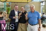 05.08.2025, Unterallgu, Therme Bad Wrishofen, im Sdseeparadies gibt es eine nderung nach 20 Jahren in der Gastronomie in der Thermengalleria. Thermengste knnen sich ab sofort auf ein neues kulinarisches Angebot freuen: VINO & GUSTO Ernesto erffnet sein neues Italienisches Spezialitten-Restaurant nach umfassenden Umbauten. Gastronom und Inhaber Ernesto Ianiro (mitte), re: Jrg Wund Thermengeschftsfhrer,  mit Brgermeister Stefan Welzel (li, Bad Wrishofen)