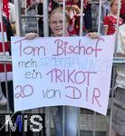 07.08.2025, Fussball Bundesliga 2025/2026, Freundschaftsspiel, Telekom-Cup, FC Bayern Mnchen - Tottenham Hotspur, in der Allianz-Arena Mnchen, das Mdchen wnscht sich : Tom Bischof mein grter Wunsch ein Trikot von dir.