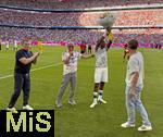 07.08.2025, Fussball Bundesliga 2025/2026, Freundschaftsspiel, Telekom-Cup, FC Bayern Mnchen - Tottenham Hotspur, in der Allianz-Arena Mnchen, v.l. Sportvorstand Max Eberl (Bayern Mnchen) , Stefan Lehmann Stadionsprecher , Mathys Tel (Tottenham Hotspur) und Sportdirektor Christoph Freund (Bayern Mnchen) bei der Verabschiedung von Mathys Tel (Tottenham Hotspur) 