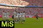 07.08.2025, Fussball Bundesliga 2025/2026, Freundschaftsspiel, Telekom-Cup, FC Bayern Mnchen - Tottenham Hotspur, in der Allianz-Arena Mnchen, Michael Olise (FC Bayern Mnchen) fhrt einen Freistoss aus