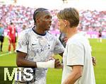 07.08.2025, Fussball Bundesliga 2025/2026, Freundschaftsspiel, Telekom-Cup, FC Bayern Mnchen - Tottenham Hotspur, in der Allianz-Arena Mnchen, v.l. Mathys Tel (Tottenham Hotspur) und Sportdirektor Christoph Freund (Bayern Mnchen) 