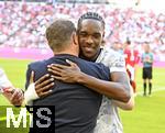 07.08.2025, Fussball Bundesliga 2025/2026, Freundschaftsspiel, Telekom-Cup, FC Bayern Mnchen - Tottenham Hotspur, in der Allianz-Arena Mnchen, v.l. Mathys Tel (Tottenham Hotspur) und Sportvorstand Max Eberl (Bayern Mnchen) 