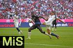 07.08.2025, Fussball Bundesliga 2025/2026, Freundschaftsspiel, Telekom-Cup, FC Bayern Mnchen - Tottenham Hotspur, in der Allianz-Arena Mnchen, v.l. Dayot Upamecano (FC Bayern Mnchen) gegen Micky van de Ven (Tottenham Hotspur) 