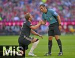 07.08.2025, Fussball Bundesliga 2025/2026, Freundschaftsspiel, Telekom-Cup, FC Bayern Mnchen - Tottenham Hotspur, in der Allianz-Arena Mnchen, v.l. Harry Kane (FC Bayern Mnchen) wird von Schiedsrichter Robert Hartmann (Deutschland) auf die Fe geholfen