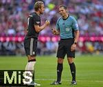 07.08.2025, Fussball Bundesliga 2025/2026, Freundschaftsspiel, Telekom-Cup, FC Bayern Mnchen - Tottenham Hotspur, in der Allianz-Arena Mnchen, Harry Kane (FC Bayern Mnchen) und Schiedsrichter Robert Hartmann (Deutschland) diskutieren,