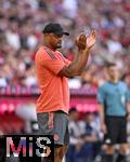 07.08.2025, Fussball Bundesliga 2025/2026, Freundschaftsspiel, Telekom-Cup, FC Bayern Mnchen - Tottenham Hotspur, in der Allianz-Arena Mnchen, Trainer Vincent Kompany (FC Bayern Mnchen) ist zufrieden