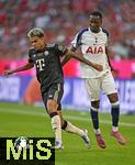 07.08.2025, Fussball Bundesliga 2025/2026, Freundschaftsspiel, Telekom-Cup, FC Bayern Mnchen - Tottenham Hotspur, in der Allianz-Arena Mnchen, v.l. Luis Diaz (FC Bayern Mnchen) gegen Pape Matar Sarr (Tottenham Hotspur) 