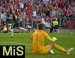 07.08.2025, Fussball Bundesliga 2025/2026, Freundschaftsspiel, Telekom-Cup, FC Bayern Mnchen - Tottenham Hotspur, in der Allianz-Arena Mnchen, Lennart Karl (Bayern Mnchen) trifftzum 3:0 gegen  Torwart Guglielmo Vicario (Tottenham Hotspur) 