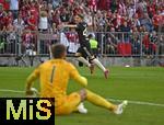 07.08.2025, Fussball Bundesliga 2025/2026, Freundschaftsspiel, Telekom-Cup, FC Bayern Mnchen - Tottenham Hotspur, in der Allianz-Arena Mnchen, Lennart Karl (Bayern Mnchen) trifftzum 3:0 gegen  Torwart Guglielmo Vicario (Tottenham Hotspur) 