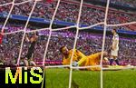 07.08.2025, Fussball Bundesliga 2025/2026, Freundschaftsspiel, Telekom-Cup, FC Bayern Mnchen - Tottenham Hotspur, in der Allianz-Arena Mnchen, Torwart Guglielmo Vicario (Tottenham Hotspur) liegt geschlagen am Boden, das Gegentor zum 4:0 vom FC Bayern konnte er nicht abwehren. li: Lennart Karl (Bayern Mnchen) jubelt 