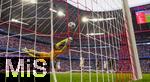07.08.2025, Fussball Bundesliga 2025/2026, Freundschaftsspiel, Telekom-Cup, FC Bayern Mnchen - Tottenham Hotspur, in der Allianz-Arena Mnchen, Torwart Guglielmo Vicario (Tottenham Hotspur) fliegt vergeblich spektakulr durch den Strafraum, das Gegentor zum 3:0 vom FC Bayern kann er nicht abwehren.