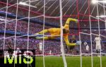 07.08.2025, Fussball Bundesliga 2025/2026, Freundschaftsspiel, Telekom-Cup, FC Bayern Mnchen - Tottenham Hotspur, in der Allianz-Arena Mnchen, Torwart Guglielmo Vicario (Tottenham Hotspur) fliegt vergeblich spektakulr durch den Strafraum, das Gegentor zum 3:0 vom FC Bayern kann er nicht abwehren.