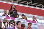 07.08.2025, Fussball Bundesliga 2025/2026, Freundschaftsspiel, Telekom-Cup, FC Bayern Mnchen - Tottenham Hotspur, in der Allianz-Arena Mnchen, Ehrengastbereich mit Geraldine Ponce (mitte mit Handy) der Ehefrau von Luis Diaz (FC Bayern Mnchen).