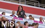 07.08.2025, Fussball Bundesliga 2025/2026, Freundschaftsspiel, Telekom-Cup, FC Bayern Mnchen - Tottenham Hotspur, in der Allianz-Arena Mnchen, Ehrengastbereich mit Geraldine Ponce (mitte mit Handy) der Ehefrau von Luis Diaz (FC Bayern Mnchen).