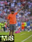07.08.2025, Fussball Bundesliga 2025/2026, Freundschaftsspiel, Telekom-Cup, FC Bayern Mnchen - Tottenham Hotspur, in der Allianz-Arena Mnchen, Trainer Vincent Kompany (FC Bayern Mnchen) gibt Anweisungen an der Seitenlinie.