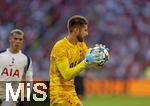 07.08.2025, Fussball Bundesliga 2025/2026, Freundschaftsspiel, Telekom-Cup, FC Bayern Mnchen - Tottenham Hotspur, in der Allianz-Arena Mnchen, Torwart Guglielmo Vicario (Tottenham Hotspur) hat den Ball.
