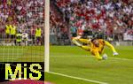 07.08.2025, Fussball Bundesliga 2025/2026, Freundschaftsspiel, Telekom-Cup, FC Bayern Mnchen - Tottenham Hotspur, in der Allianz-Arena Mnchen, Torwart Guglielmo Vicario (Tottenham Hotspur) fliegt vergeblich, der Ball schlgt im Tornetz ein.