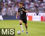 07.08.2025, Fussball Bundesliga 2025/2026, Freundschaftsspiel, Telekom-Cup, FC Bayern Mnchen - Tottenham Hotspur, in der Allianz-Arena Mnchen, Josip Stanisic (Bayern Mnchen) am Ball 