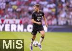 07.08.2025, Fussball Bundesliga 2025/2026, Freundschaftsspiel, Telekom-Cup, FC Bayern Mnchen - Tottenham Hotspur, in der Allianz-Arena Mnchen, Josip Stanisic (Bayern Mnchen) am Ball 