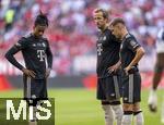 07.08.2025, Fussball Bundesliga 2025/2026, Freundschaftsspiel, Telekom-Cup, FC Bayern Mnchen - Tottenham Hotspur, in der Allianz-Arena Mnchen, v.li: Michael Olise (FC Bayern Mnchen), Harry Kane (FC Bayern Mnchen), Joshua Kimmich (FC Bayern Mnchen) nachdenklich 