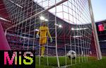 07.08.2025, Fussball Bundesliga 2025/2026, Freundschaftsspiel, Telekom-Cup, FC Bayern Mnchen - Tottenham Hotspur, in der Allianz-Arena Mnchen, Torwart Guglielmo Vicario (Tottenham Hotspur) muss den Ball aus dem Netz holen nach einem Gegentor .