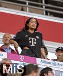 07.08.2025, Fussball Bundesliga 2025/2026, Freundschaftsspiel, Telekom-Cup, FC Bayern Mnchen - Tottenham Hotspur, in der Allianz-Arena Mnchen,  Ehrengastbereich mit Geraldine Ponce (mitte mit Handy) der Ehefrau von Luis Diaz (FC Bayern Mnchen).