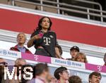 07.08.2025, Fussball Bundesliga 2025/2026, Freundschaftsspiel, Telekom-Cup, FC Bayern Mnchen - Tottenham Hotspur, in der Allianz-Arena Mnchen,  Ehrengastbereich mit Geraldine Ponce (mitte mit Handy) der Ehefrau von Luis Diaz (FC Bayern Mnchen).