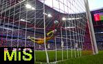 07.08.2025, Fussball Bundesliga 2025/2026, Freundschaftsspiel, Telekom-Cup, FC Bayern Mnchen - Tottenham Hotspur, in der Allianz-Arena Mnchen, Torschuss zum 3:0 von Lennart Karl (hinten mitte, Bayern Mnchen), Torwart Guglielmo Vicario (Tottenham Hotspur) fliegt vergeblich.
