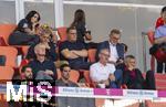 07.08.2025, Fussball Bundesliga 2025/2026, Freundschaftsspiel, Telekom-Cup, FC Bayern Mnchen - Tottenham Hotspur, in der Allianz-Arena Mnchen,  Ehrengastbereich mit Geraldine Ponce (mitte mit Handy) der Ehefrau von Luis Diaz (FC Bayern Mnchen), Vereinsfhrung FC Bayern mit , Ex-Prsident und Aufsichtsratsvorsitzender Karl Hopfner (FC Bayern Mnchen), Geschftsfhrer Michael Diederich (FC Bayern Mnchen), Sportvorstand Max Eberl (Bayern Mnchen), Vorstandsvorsitzender Jan-Christian Dreesen (FC Bayern Mnchen),  Prsident Herbert Hainer (FC Bayern), 