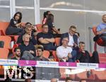 07.08.2025, Fussball Bundesliga 2025/2026, Freundschaftsspiel, Telekom-Cup, FC Bayern Mnchen - Tottenham Hotspur, in der Allianz-Arena Mnchen,  Ehrengastbereich mit Geraldine Ponce (mitte mit Handy) der Ehefrau von Luis Diaz (FC Bayern Mnchen), Vereinsfhrung FC Bayern mit , Ex-Prsident und Aufsichtsratsvorsitzender Karl Hopfner (FC Bayern Mnchen), Geschftsfhrer Michael Diederich (FC Bayern Mnchen), Sportvorstand Max Eberl (Bayern Mnchen), Vorstandsvorsitzender Jan-Christian Dreesen (FC Bayern Mnchen),  Prsident Herbert Hainer (FC Bayern), 