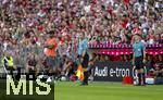 07.08.2025, Fussball Bundesliga 2025/2026, Freundschaftsspiel, Telekom-Cup, FC Bayern Mnchen - Tottenham Hotspur, in der Allianz-Arena Mnchen, v.li9: Trainer Vincent Kompany (FC Bayern Mnchen), Linienrichter Marco Achmller, Vierter Offizieller Johannes Wagner.