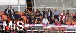 07.08.2025, Fussball Bundesliga 2025/2026, Freundschaftsspiel, Telekom-Cup, FC Bayern Mnchen - Tottenham Hotspur, in der Allianz-Arena Mnchen,  Ehrengastbereich mit Geraldine Ponce (mitte mit Handy) der Ehefrau von Luis Diaz (FC Bayern Mnchen), Vereinsfhrung FC Bayern mit , Ex-Prsident und Aufsichtsratsvorsitzender Karl Hopfner (FC Bayern Mnchen), Geschftsfhrer Michael Diederich (FC Bayern Mnchen), Sportvorstand Max Eberl (Bayern Mnchen), Vorstandsvorsitzender Jan-Christian Dreesen (FC Bayern Mnchen),  Prsident Herbert Hainer (FC Bayern), Michael Ballack, 